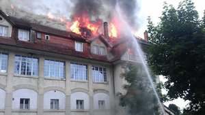 Un toit en flamme à Lajoux