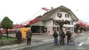 Une grue s'écrase sur un restaurant à Studen